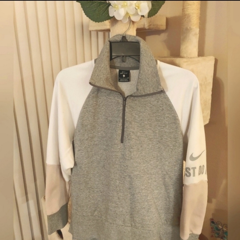 NIKE Women's NWOT Oversized Small Zip Top--Color Blocked